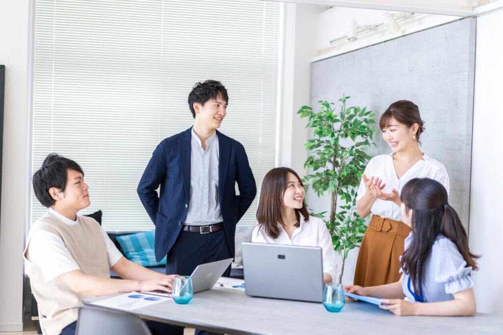画像:男性2人と女性3人が楽しそうに会話をしています